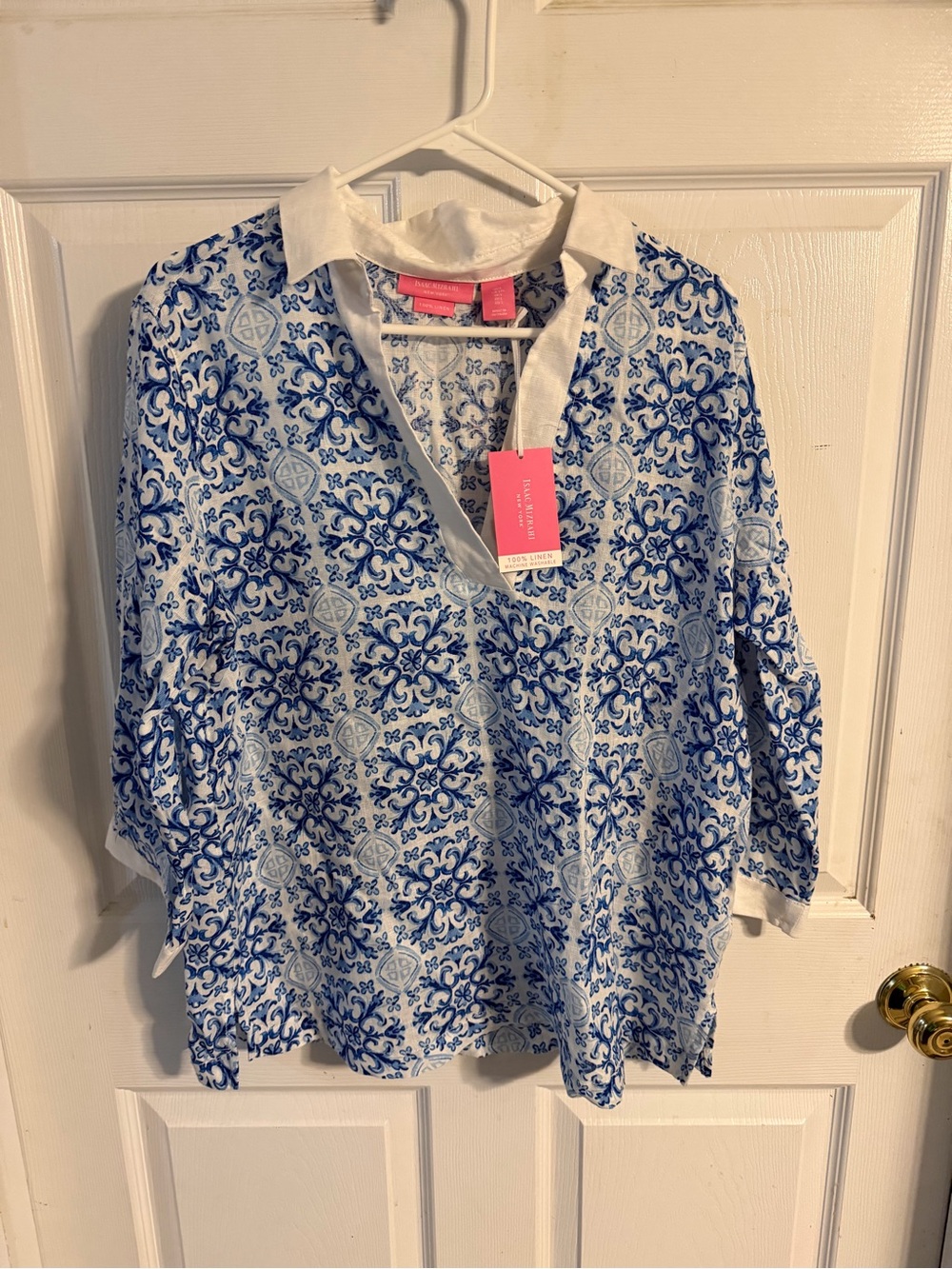 Isaac Mizrahi Blue and White Printed V‑Neck Blouse